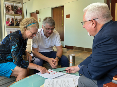 Image of Christine & Tim Burchill meeting with Doug Olson