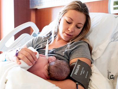 family-birthplace-new-mom-breastfeeding-baby JRMC Family BirthPlace new mom breastfeeding